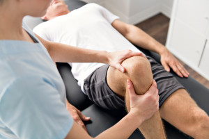 Evde rehabilitasyon. KIF: Bu düzeyde bir doktor bir gereklilik olarak belirtilmemelidir