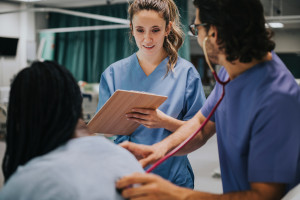 No pueden ganar menos de 6.153 PLN al mes. En 2025, habrá un aumento salarial para las personas que actúen como cuidadores médicos.