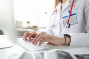 Solicitud del Fondo Nacional de Salud para el seguimiento de colas: hay fondos disponibles gracias a cambios presupuestarios. El Ministerio se centrará próximamente en el registro electrónico