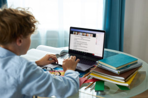 Ódio, perseguição, fraude online. Apenas 44% dos adolescentes poloneses têm alguém a quem pedir ajuda.