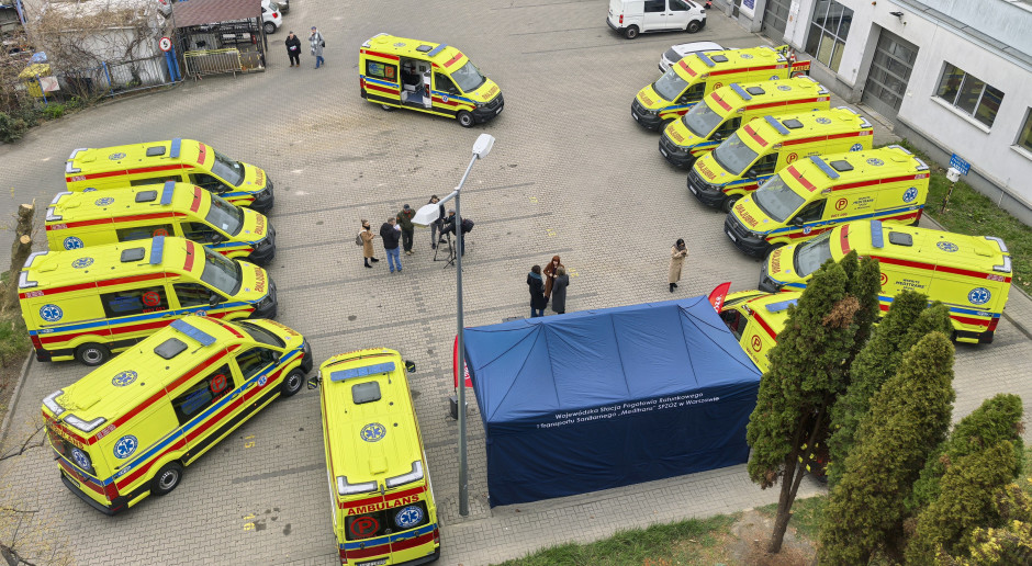 Koniec białych karetek w Warszawie, od dziś tylko żółte. Tak ma być w całej Polsce