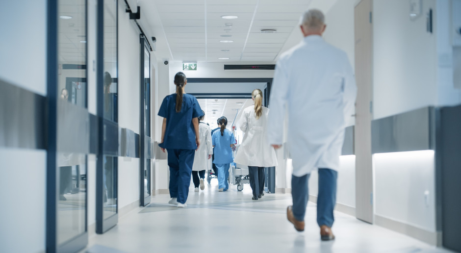 600 lekarzy mimo sprzeciwu izb lekarskich pracowało z pacjentami. MZ uchyli kontrowersyjny przepis