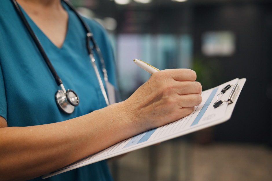 Doświadczone pielęgniarki "wypychane" z systemu? Nowe warunki umów w opiece długoterminowej budzą niepokój