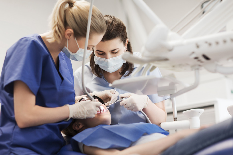 Pracownica gabinetu stomatologicznego w walce o uznanie choroby zawodowej. Jest wyrok WSA
