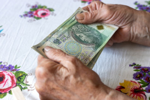 Minimum 1995,40 zł miesięcznie. W kwietniu dodatkowa wypłata: 1878,91 zł, ale z potrąceniami