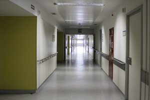 No fueron ingresados ​​en el hospital, pero no pueden regresar a casa. Intervención en el Ministerio de Salud