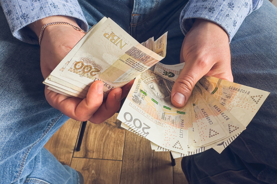 1700 zł dla wszystkich. Bezwarunkowy dochód zamiast 800 plus i zasiłków