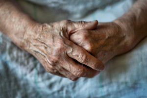 Un hombre de 115 años revela el secreto de su longevidad. Tras la muerte de la monja, ella es la persona más anciana del mundo.