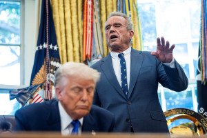 US: Ban on Biological Weapons Research Abroad. Trump Signs Order