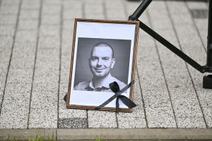 Candles lit in front of hospitals. May 6th is a day of mourning in all of Poland [PHOTOS]