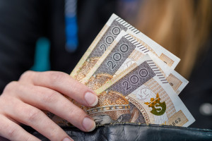 Limit of earning extra money online: PLN 3,499 per month. Above that, the decision must be made within 7 days