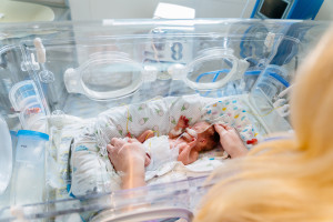 NFZ nie płaci za każdy pobyt matki z noworodkiem. Odsyłają je do domu albo liczą straty