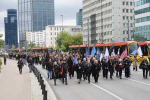 Marsz medyków przeciw przemocy przeszedł ulicami Warszawy. W ciszy upamiętnili zamordowanego dra Tomasza Soleckiego