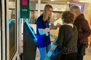Asystenci pacjenta w szpitalu wojewódzkim w Łomży. Duże wsparcie dla korzystających ze świadczeń