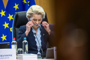 Messaggi di testo a Pfizer e un contratto per 1,8 milioni di vaccini. C'è una sentenza della Corte di Giustizia Europea riguardo a von der Leyen