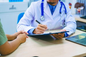 Hoje em dia, os médicos não abandonam mais palestras sobre medicamentos biológicos.