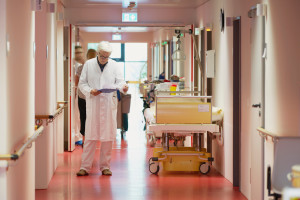 ¿Se retrasaron los detalles de financiación para los aumentos salariales de julio para los médicos?