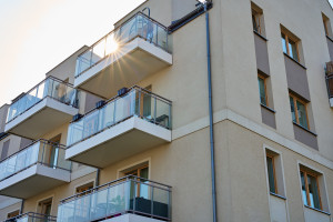 Zu bestimmten Zeiten ist das Rauchen auf dem Balkon nicht gestattet. Neuer Verbotsvorschlag