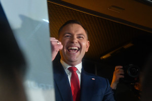 O que é snus? Nawrocki tomou uma droga durante o debate. 25 de maio propõe testes de drogas