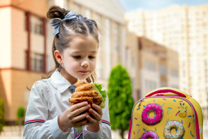 Śmieciowe jedzenie nadal zalewa szkoły. Dietetyczka: nie dawajcie dzieciom pieniędzy