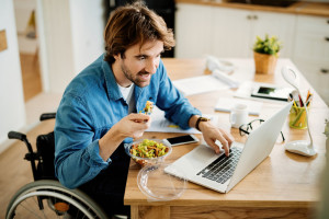 Удаленная работа и диета. Как избежать ловушек?