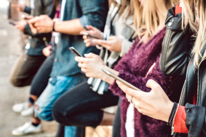 De uitkomst van het onderzoek is duidelijk: hoe langer jongeren sociale media gebruiken, hoe slechter hun welzijn.