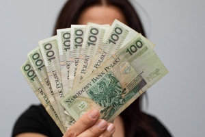 5.636,73 PLN von der Sozialversicherungsanstalt (ZUS) – Polen beeilten sich, die neue Leistung zu erhalten. Wir wissen, wann die ersten Zahlungen erfolgen