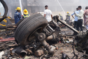 Desastre na Índia: número de mortos é assustador. Avião cai em instalação médica.