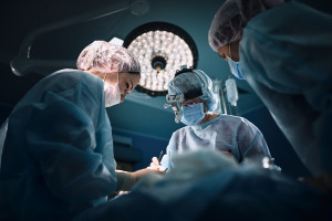 Toegang tot het hart via de nek. Zo worden pacemakers geïmplanteerd bij het National Institute of Cardiology.