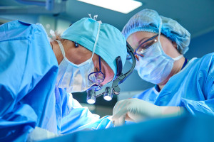 Médicos realizaram o segundo transplante simultâneo de pulmão e fígado na Polônia.