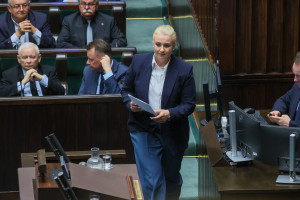 Opposition: Die Regierung strebt eine Privatisierung des Gesundheitswesens an. Die Regierung: Dies ist ein politisches Spiel der Opposition