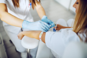 La 54enne è l'unica persona del suo genere al mondo. I risultati delle analisi del sangue hanno suscitato scalpore.