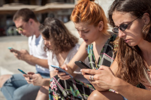I dati sono scioccanti. Il CBOS ha chiesto ai giovani di parlare di pensieri suicidi.