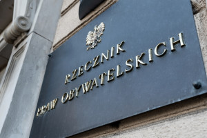 De Commissaris voor de Rechten van de Mens intervenieert over de reactie met betrekking tot de kosten voor documentatie van overleden kinderen. Wiącek eist uitleg.