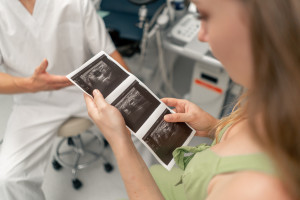 L'ostetrica concederà un congedo per malattia alle donne incinte? Le consultazioni sono in corso.