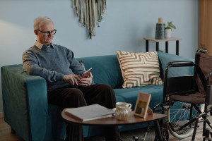 El nuevo programa gubernamental cubrirá a 9,9 millones de personas mayores. Apartamento Plus sin criterios de ingresos.