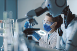 Microsoft ujawnił, wyniki zdumiewają. AI diagnozuje trafniej i taniej niż lekarze