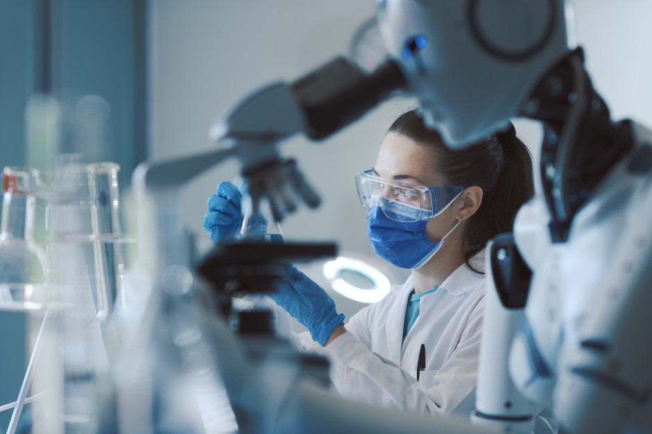 Microsoft ujawnił, wyniki zdumiewają. AI diagnozuje trafniej i taniej niż lekarze
