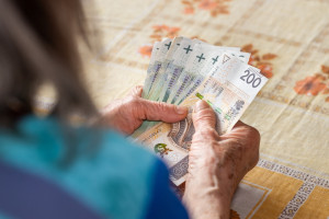 PLN 2,333 per month, regardless of income? This has never happened before. A new benefit for every Pole.