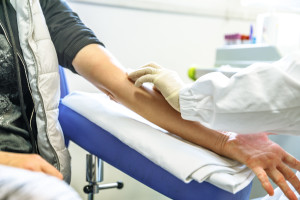 Liczba zakażeń rośnie: 2000 przypadków HIV. Nowy plan: lek przed i po kontakcie