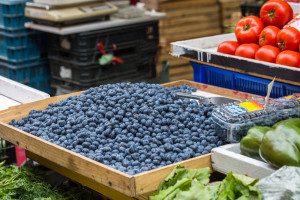 Poisonous berries mistaken for edible ones. Experts warn against picking berries from unfamiliar bushes.