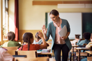 A partir de 1º de setembro de 2025, não de 2026. A revolução nas escolas um ano antes