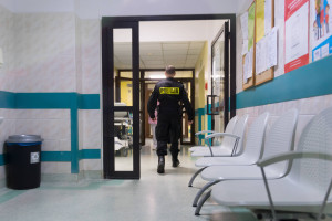 Ha afferrato un'infermiera per il collo e l'ha strangolata. Un paziente cinquantenne aggressivo deve rispondere delle accuse.