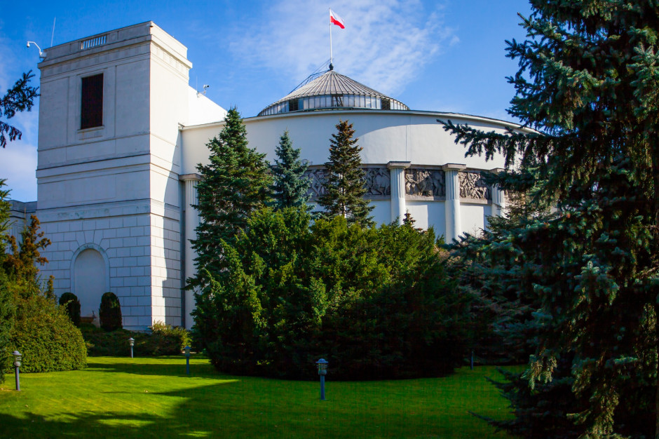 "Nie piję już 5. miesiąc". Walczy z chorobą alkoholową, ale jest przeciw zakazowi w Sejmie