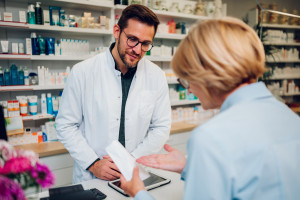 Las cadenas de farmacias están presionando a los farmacéuticos para que vendan medicamentos específicos. Preocupaciones sobre la independencia.
