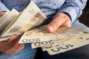 4.200 PLN por mês. Mas eles precisam mudar de profissão para conseguir o dinheiro.