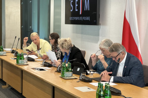 Реформа больниц была принята Комиссией по здравоохранению. Её автор был уволен одновременно с этим.