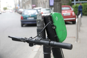 Scooter met 100 km/u. Scalperen van hoofd, gezicht, verbrijzelde ledematen. Gaat het eindigen met alleen helmen?
