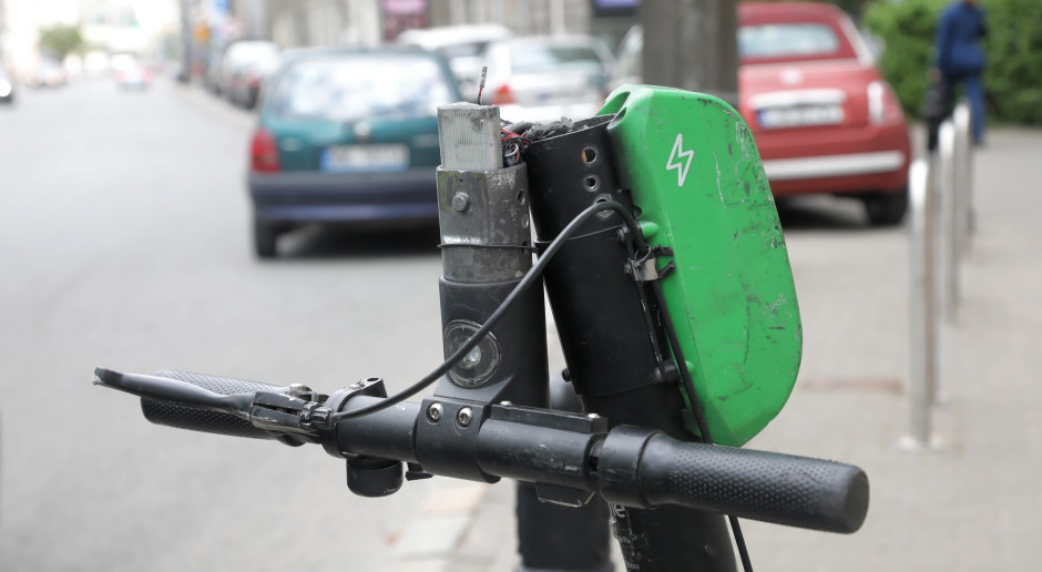 Scooter met 100 km/u. Scalpering van hoofd en gezicht, verbrijzelde ledematen.