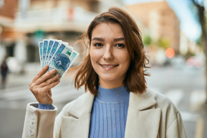 650 PLN, ongeacht leeftijd of inkomen. 7.600 Polen ontvangen al deze steun.